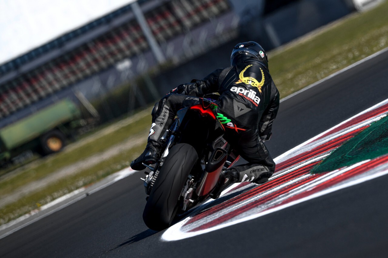 Aprilia Pro Experience: in pista con i campioni 